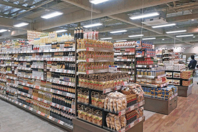 流通革新: 小型超市轉(zhuǎn)型案例分析:八百幸 2010年之后,我國零售行業(yè)中出現(xiàn)了大賣場增長放緩,關(guān)店不斷,而社區(qū)生鮮店、便利店等小型業(yè)態(tài)興起且迅速擴(kuò)大的現(xiàn)象,這種現(xiàn). - 雪球